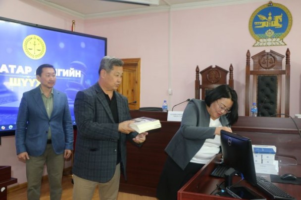 Шүүгч нарт бие хамгаалах нэг бүрийн тусгай хэрэгсэл гардууллаа